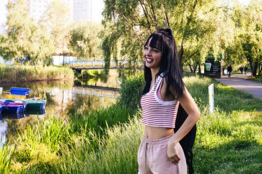 Güneşin doğuşunda gölün yanında güzel genç bir kadın