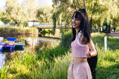 Güneşin doğuşunda gölün yanında güzel genç bir kadın