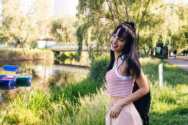 Güneşin doğuşunda gölün yanında güzel genç bir kadın