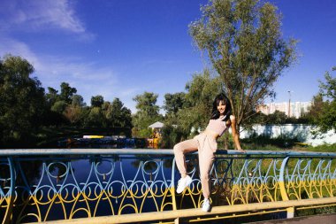 Güneşin doğuşunda gölün yanında güzel genç bir kadın