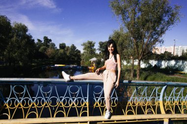 Güneşin doğuşunda gölün yanında güzel genç bir kadın