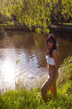 Güneşin doğuşunda gölün yanında güzel genç bir kadın