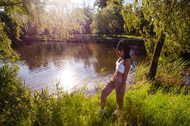 Güneşin doğuşunda gölün yanında güzel genç bir kadın