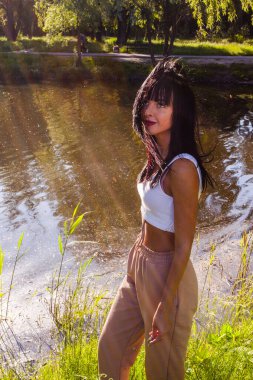 Güneşin doğuşunda gölün yanında güzel genç bir kadın