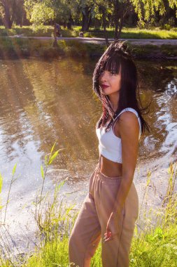 Güneşin doğuşunda gölün yanında güzel genç bir kadın