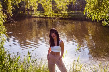 Güneşin doğuşunda gölün yanında güzel genç bir kadın