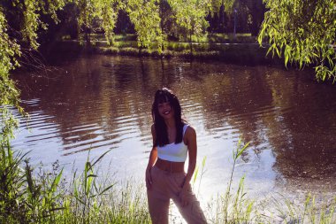 Güneşin doğuşunda gölün yanında güzel genç bir kadın