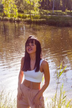 Güneşin doğuşunda gölün yanında güzel genç bir kadın