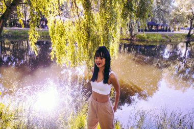 Güneşin doğuşunda gölün yanında güzel genç bir kadın