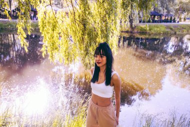 Güneşin doğuşunda gölün yanında güzel genç bir kadın