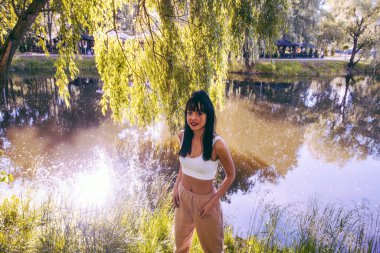 Güneşin doğuşunda gölün yanında güzel genç bir kadın