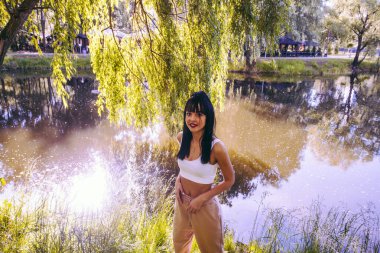 Güneşin doğuşunda gölün yanında güzel genç bir kadın