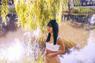 Güneşin doğuşunda gölün yanında güzel genç bir kadın