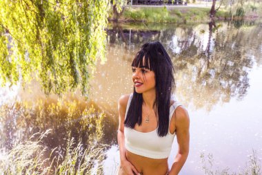 Güneşin doğuşunda gölün yanında güzel genç bir kadın