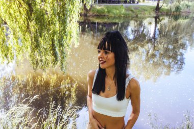 Güneşin doğuşunda gölün yanında güzel genç bir kadın