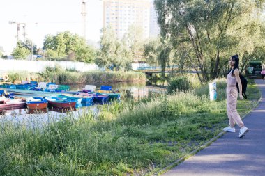 Güneşin doğuşunda gölün yanında güzel genç bir kadın