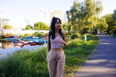 Güneşin doğuşunda gölün yanında güzel genç bir kadın