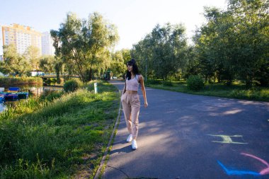 Güneşin doğuşunda gölün yanında güzel genç bir kadın