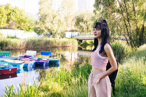 Güneşin doğuşunda gölün yanında güzel genç bir kadın