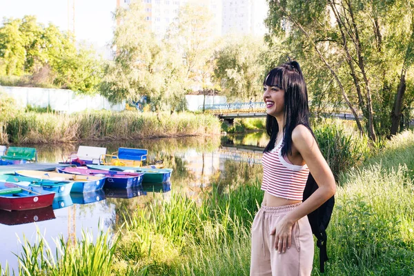 Güneşin doğuşunda gölün yanında güzel genç bir kadın