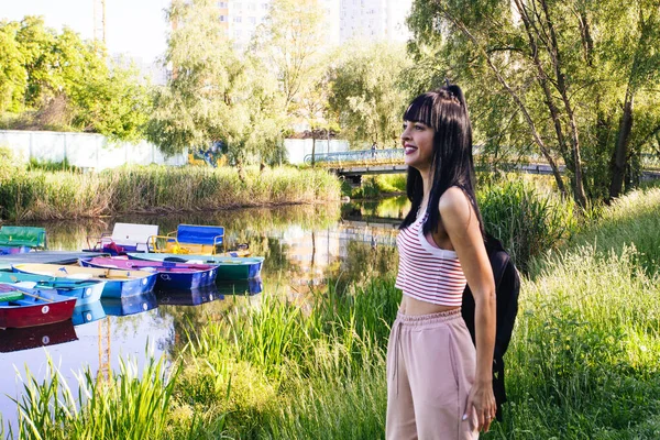 Güneşin doğuşunda gölün yanında güzel genç bir kadın