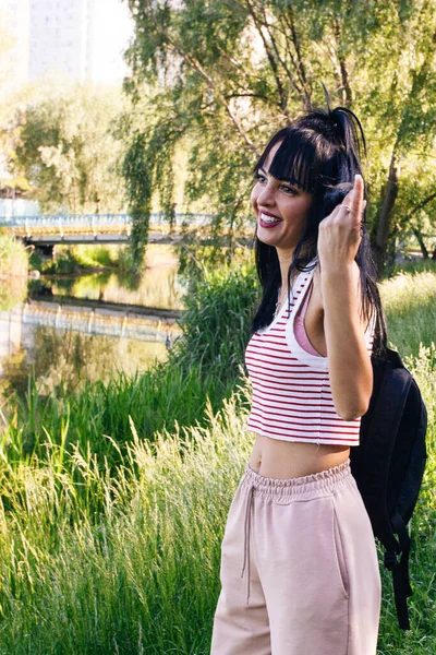 Güneşin doğuşunda gölün yanında güzel genç bir kadın