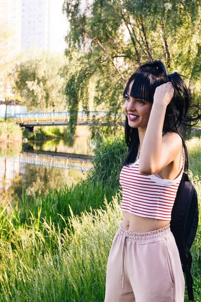 Güneşin doğuşunda gölün yanında güzel genç bir kadın