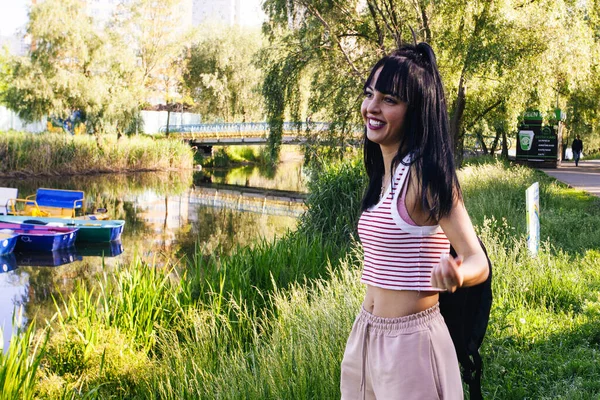 Güneşin doğuşunda gölün yanında güzel genç bir kadın