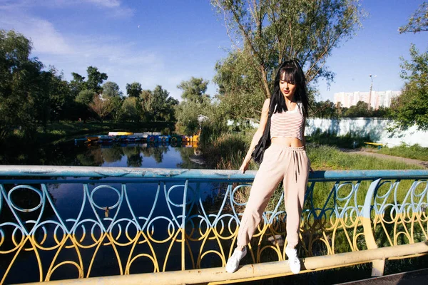 Güneşin doğuşunda gölün yanında güzel genç bir kadın