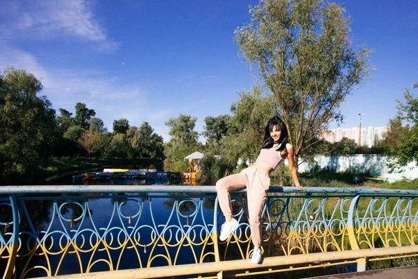 Güneşin doğuşunda gölün yanında güzel genç bir kadın