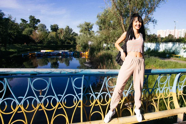 Güneşin doğuşunda gölün yanında güzel genç bir kadın