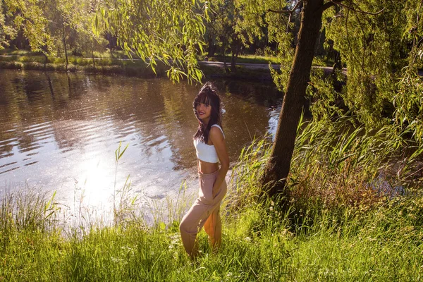 Güneşin doğuşunda gölün yanında güzel genç bir kadın