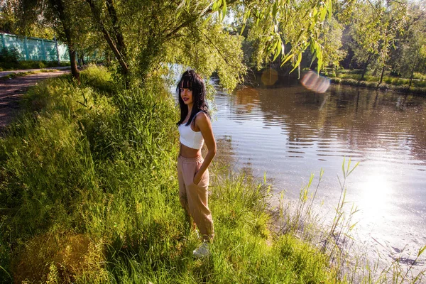 美丽的年轻女子在日出时分在湖边 — 图库照片