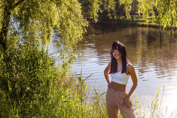 Güneşin doğuşunda gölün yanında güzel genç bir kadın