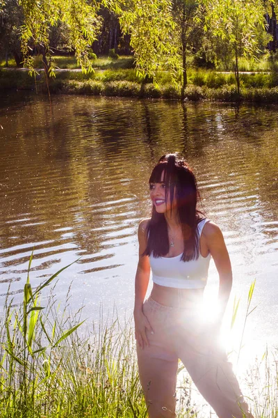 Vacker Ung Kvinna Nära Sjön Soluppgången — Stockfoto