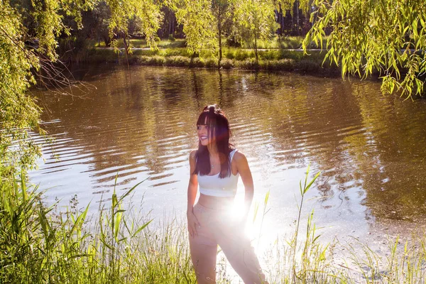 Vacker Ung Kvinna Nära Sjön Soluppgången — Stockfoto