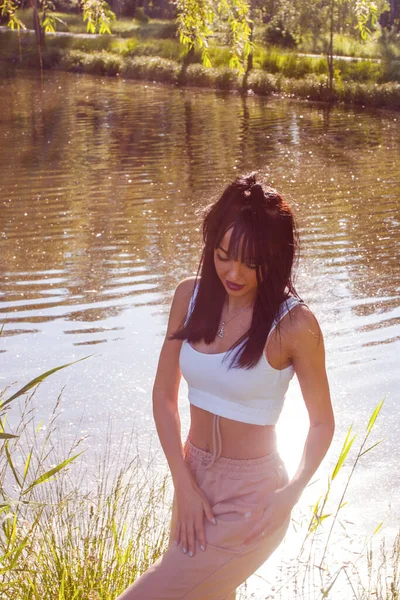 Beautiful Young Woman Lake Sunrise Time — Stock Photo, Image