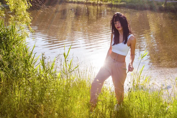 Beautiful Young Woman Lake Sunrise Time — Stock Photo, Image