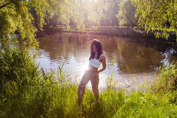 Молодая Женщина Возле Озера Час Восхода Солнца — стоковое фото