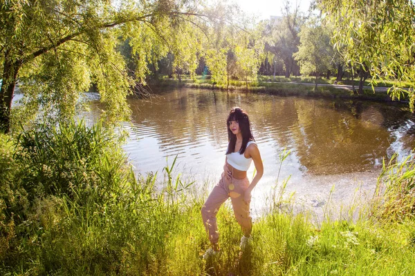 Mulher Bonita Perto Lago Hora Nascer Sol — Fotografia de Stock