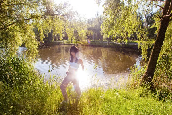 Vacker Ung Kvinna Nära Sjön Soluppgången — Stockfoto