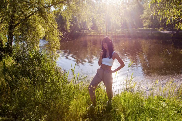 Güneşin doğuşunda gölün yanında güzel genç bir kadın