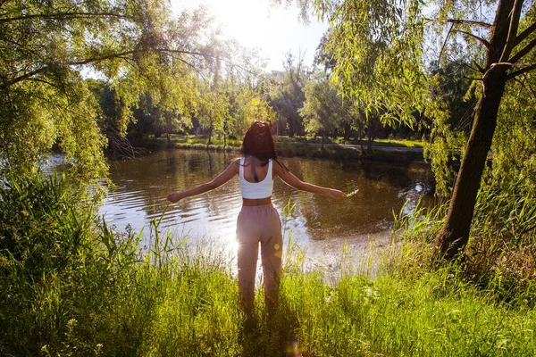 Молодая Женщина Возле Озера Час Восхода Солнца — стоковое фото