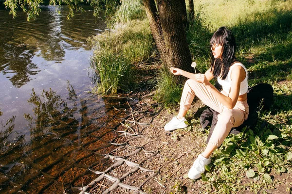 Güneşin doğuşunda gölün yanında güzel genç bir kadın