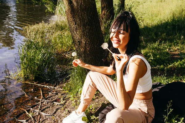 Güneşin doğuşunda gölün yanında güzel genç bir kadın