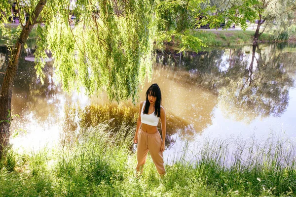 Güneşin doğuşunda gölün yanında güzel genç bir kadın