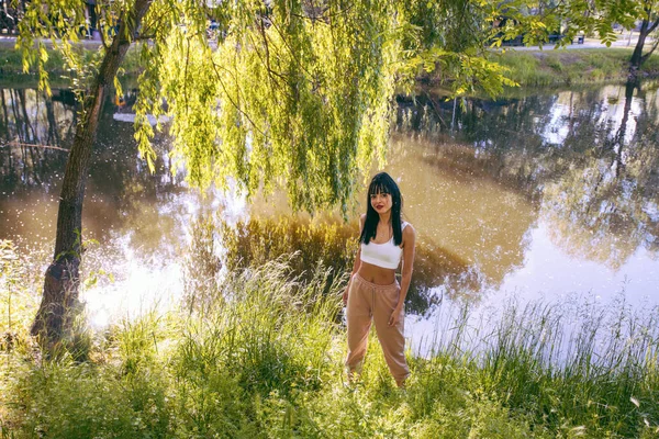 Güneşin doğuşunda gölün yanında güzel genç bir kadın