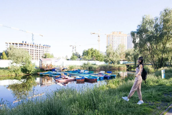 Gyönyörű Fiatal Közelében Napkeltekor — Stock Fotó