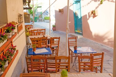 Atina 'nın orta kesimindeki sokak kafesi; Yunanistan