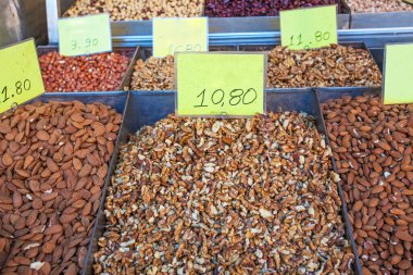 Atina, Yunanistan 'da sokak pazarında çeşitli fıstıklar